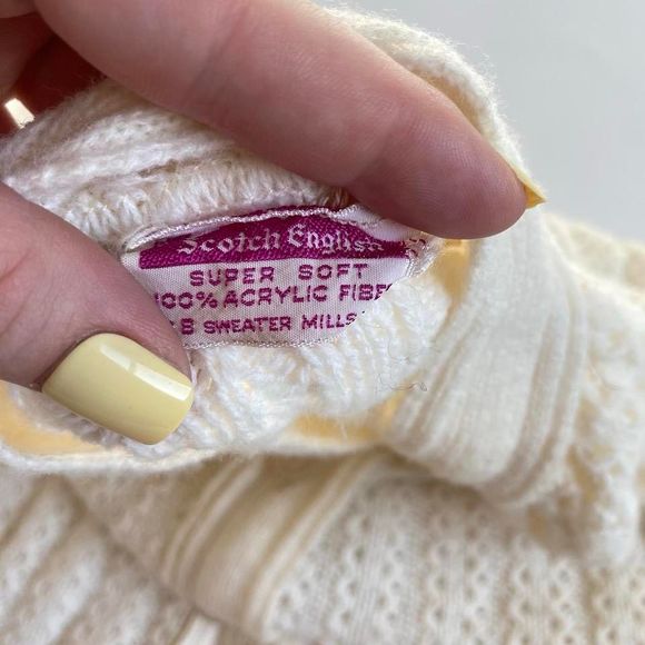 Vintage soft white fringe knit poncho - Picture 5 of 8